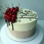 30 блискучих ідей декорування тортів вишнями