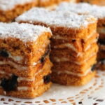 Медовик з чорносливом і горіхами