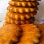Як в шкільній їдальні! Рецепт молочних коржів зі смаком з дитинства