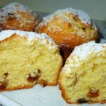 Пачка сиру, склянка борошна, 2 яйця, 2 ст.л сметани для самих смачних кексів з родзинками
