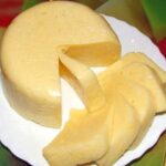 1 літр молока, 200 мл сметани, 3 яйця – і смачнючий домашній сулугуні готовий. Збережіть щоб не загубити!