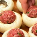Так печериці ви ще не готували: апетитні фаршировані гриби. Зі столу з’їдаються першими!