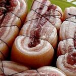 Сало в цибулевому лушпинні з часником – пальчики оближеш!